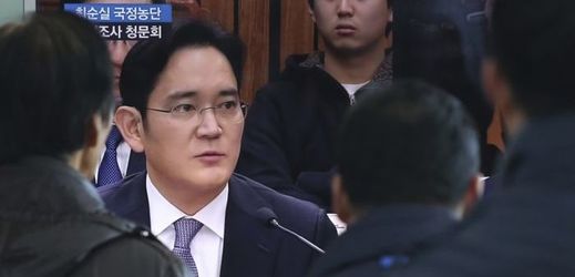 I Če-jong byl označen za podezřelého v korupčním skandálu.