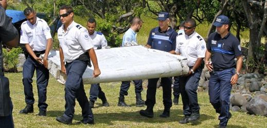 Francouzští policisté na ostrově Réunion, zámořském regionu Francie ležícím v Indickém oceánu, při pátrání po ztraceném letadle.