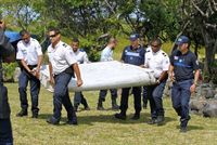 Francouzští policisté na ostrově Réunion, zámořském regionu Francie ležícím v Indickém oceánu, při pátrání po ztraceném letadle.