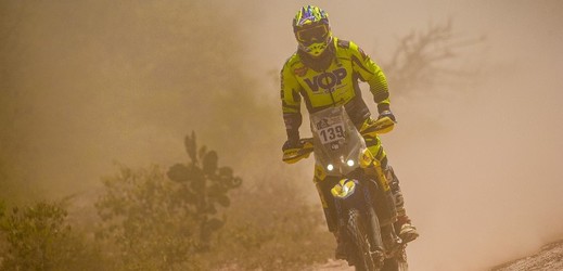 Motocyklista Lukáš Kvapil si svůj první Dakar určitě bude pamatovat.