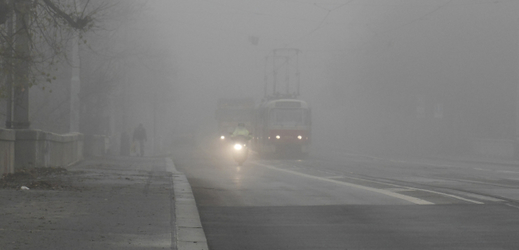 Řidiči mají dbát opatrnosti. Na promrzlých silnicích je potrápí mlhy.