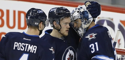 Hokejový brankář Ondřej Pavelec dovedl Winnipeg ve svém prvním startu v probíhající sezoně NHL třiceti zákroky k výhře 6:3 nad Arizonou a byl vyhlášen druhou hvězdou zápasu. 
