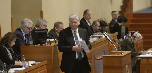 Ministr zdravotnictví Miloslav Ludvík (uprostřed).