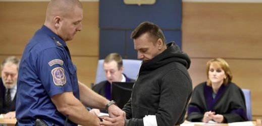 Devětačtyřicetiletý recidivista z Kroměříže u soudu.