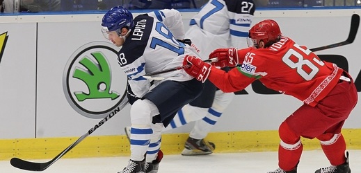 Finský hokejista Sami Lepisto chrání kotouč před Arťomem Volkovem z Běloruska.