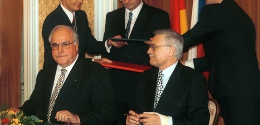 Podpis česko-německé deklarace, 21. ledna 1997. Bývalý německý kancléř Helmut Kohl (vlevo) a český expremiér Václav Klaus.