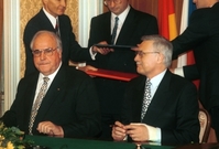 Podpis česko-německé deklarace, 21. ledna 1997. Bývalý německý kancléř Helmut Kohl (vlevo) a český expremiér Václav Klaus.