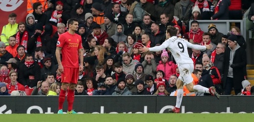 Španělský útočník Swansea Fernando Llorente slaví branku vstřelenou do sítě Liverpoolu.