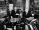 John F. Kennedy (vlevo). Dosud se jako jediný prezident hlásil ke katolické církvi. Jde také o nejmladšího zvoleného prezidenta Spojených států, byl zvolen ve 42 letech. V úřadu působil v letech 1961-1963. Dvaadvacátého listopadu 1963 se stal v texaském Dallasu obětí atentátu, který spáchal Lee Harvey Oswald, bývalý příslušník Námořní pěchoty Spojených států.