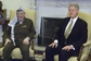 Prezident Bill Clinton (vpravo) s palestinským předákem Jásirem Arafatem. V roce 1993 napomáhal Clinton uzavření mírové dohody z Osla mezi Izraelem a Palestinou. Zároveň byl také prvním americkým prezidentem, který od války ve Vietnamu navštívil tuto zemi.