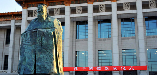 Socha Konfucia na náměstí Tiananmen v Pekingu před Národním muzeem. 