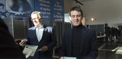 Bývalý francouzský premiér Manuel Valls (vpravo).