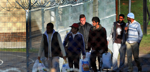 Uprchlíci před azylovým zařízením (ilustrační foto).