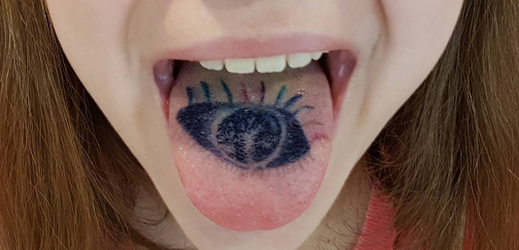 Tetování na jazyku se stalo velmi populární.