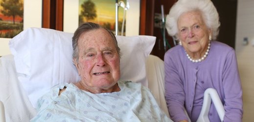 George Bush starší s manželkou Barbarou.