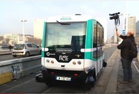Paříž testuje elektrický minibus bez řidiče.