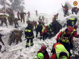 Ve hotelu zavaleném lavinou našli záchranáři dalších pět těl.