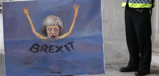 Před Nejvyšším soudem v Londýně, na kresbě britská premiérka Theresa Mayová.