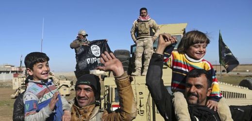 Iráčtí vojáci oslavují s obyvateli osvobozených čtvrtí. 