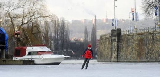 Lidé bruslili i na zamrzlých ramenech Vltavy.