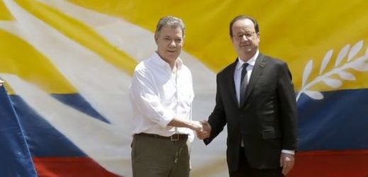 François Hollande (vpravo) s kolumbijským prezidentem Juanem Manuelem Santosem.