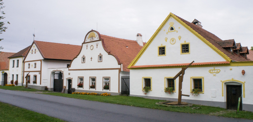 Jižní Čechy zastupuje miniatura části vesnice Holašovice, která je zapsaná na seznamu UNESCO.