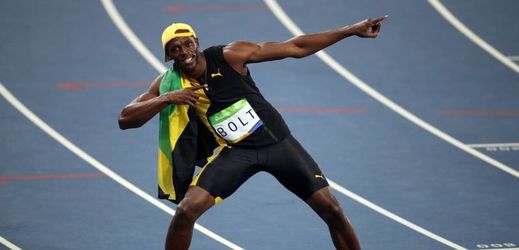Usain Bolt oslavuje jednu ze svých zlatých olympijských medailí.