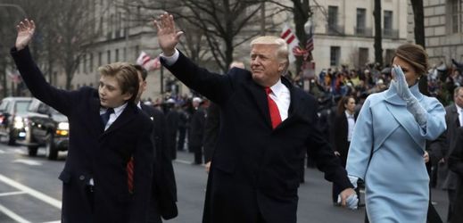 Barron Trump (vlevo) se svými rodiči během inaugurace Donalda Trumpa.