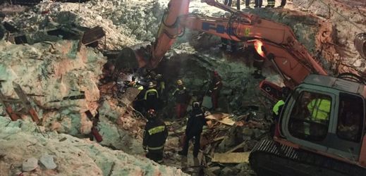 Záchranáři objevili těla posledních obětí pádu laviny.