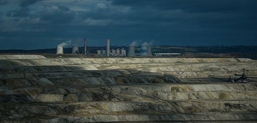 Hnědouhelný důl, který zásobuje uhlím elektrárnu Turów.