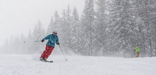 České skiareály lákají na výborné sněhové podmínky.