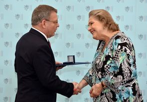 Ministr zahraničních věcí Lubomír Zaorálek předal cenu Gratias agit 2015 Dolores Ljiljaně Baťa Arambašičové.