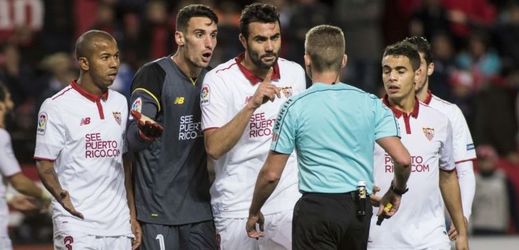 Hráči FC Sevilla v debatě s rozhodčím (ilustrační foto).