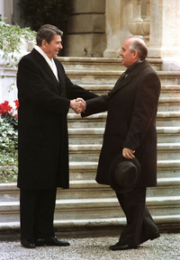 Americký prezident Ronald Reagan (vlevo) a generální tajemník ÚV KSSS Michail Gorbačov. 1985.