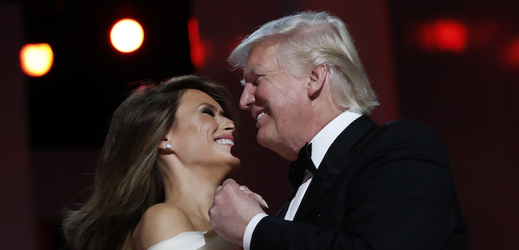 Melania a Donald Trumpovi tančí na inauguraci.