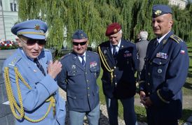 Setkání československých letců britského Královského letectva (RAF). Zleva jsou Pavel Vranský, Emil Cigánik, Miloš Semorád a Libor Štefánik.