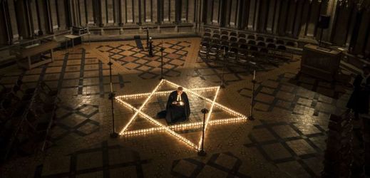 Šest set svíček ve tvaru Davidovy hvězdy hoří na památku obětí holocaustu v anglickém York Minsteru.