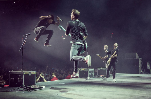 Snímek z koncertu kanadské pop-punkové kapely Simple Plan.