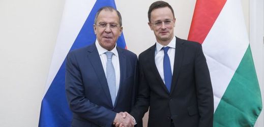 Ruský ministr zahraničí Sergej Lavrov (vlevo) a maďarský ministr zahraničí Péter Szijjártó.