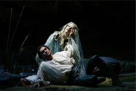 Renné Flenningová jako Rusalka a Charles Edwin jako Princ v opeře Antonína Dvořáka Rusalka na scéně Metropolitní opery v New Yorku. Snímek z roku 2004.
