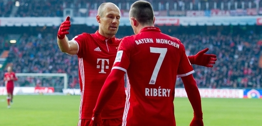 Radost hvězd Bayernu Arjena Robenna a Franka Riberyho.