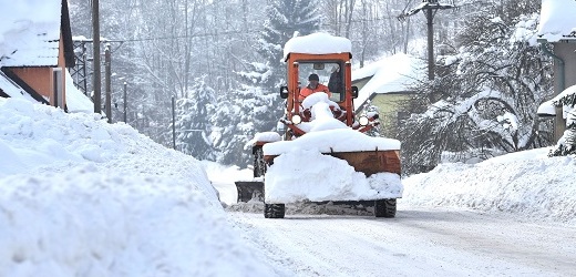 Dopravu ve středních Čechách komplikuje sněžení.