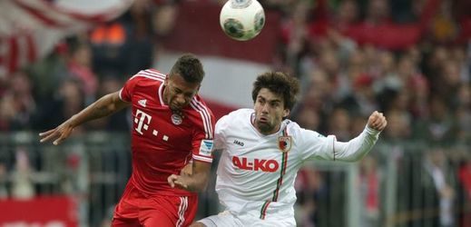 Jan Moráek v souboji s Boatengem s Bayernu.