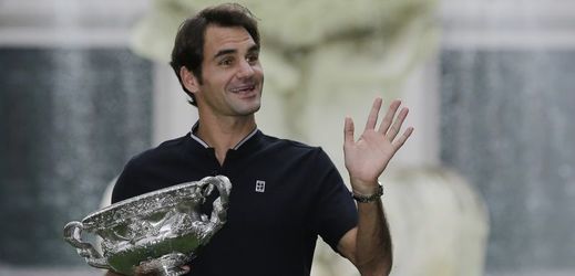Švýcarský tenista Roger Federer s trofejí pro vítěze Australian Open.