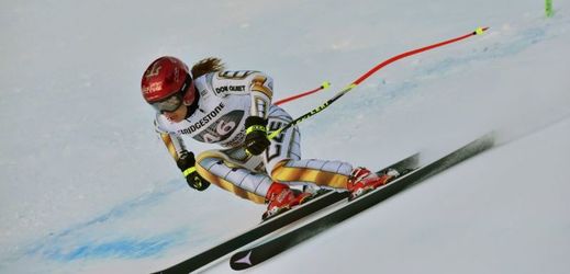Ester Ledecká při závodě ve sjezdovém lyžování.