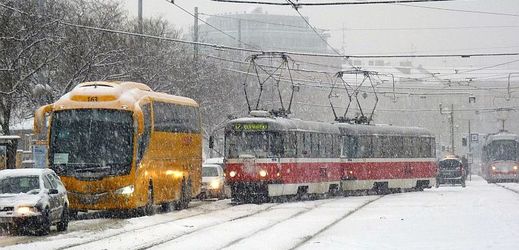 Linky městské hromadné dopravy v Brně nabíraly odpoledne kvůli nepřetržitému sněžení zpoždění.