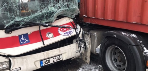 U Kněževsi se střetly kamion a autobus, při nehodě se dva lidé zranili. 