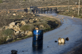 Izraelská policie blokuje silnici před Amonou.