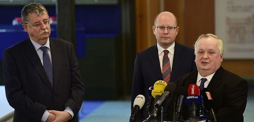 V popředí nový ředitel Národního bezpečnostního úřadu (NBÚ) Jiří Lang, vpravo premiér Bohuslav Sobotka, vlevo vládní zmocněnec pro kybernetickou bezpečnost Dušan Navrátil.