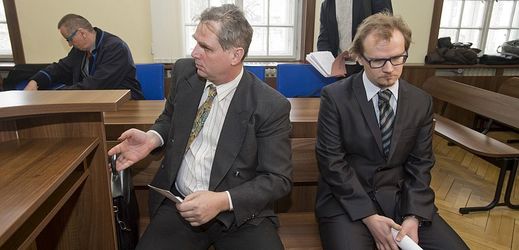 Na snímku jsou obžalovaní (zleva) - primář interního oddělení Václav Hulínský a lékař Michal Križanovič.